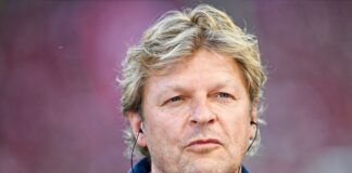 Schalkes Sportdirektor Youri Mulder freut sich über noch einen weiteren Neuzugang für den Angriff.