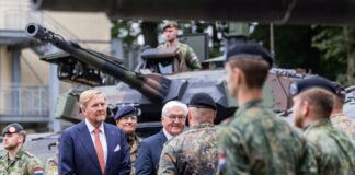 König und Bundespräsident im Gespräch mit den Soldaten. 