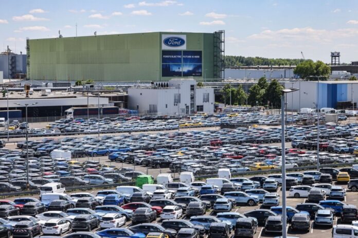Ford Werk Köln Das Angebot an Ford-Neuwagen auf dem Gelände des Kölner Werks ist groß, die Nachfrage aber hat noch Luft nach oben.