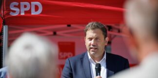 SPD-Chef Lars Klingbeil wirbt im nordrhein-westfälischen Kommunalwahlkampf um Stimmen.
