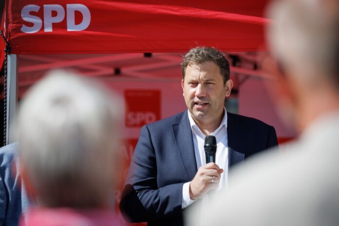 SPD-Chef Lars Klingbeil wirbt im nordrhein-westfälischen Kommunalwahlkampf um Stimmen.