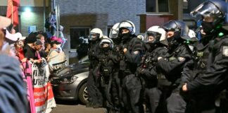 Nach einem Anti-Kriegs-Marsch am vergangenen Samstag machen sich Polizei und Demonstranten gegenseitig Vorwürfe. (Archivbild)