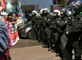 Nach einem Anti-Kriegs-Marsch am vergangenen Samstag machen sich Polizei und Demonstranten gegenseitig Vorwürfe. (Archivbild)