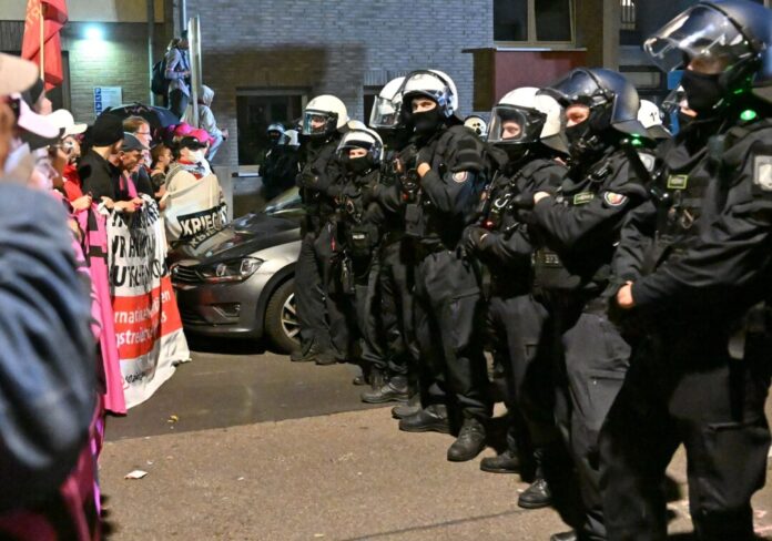 Nach einem Anti-Kriegs-Marsch am vergangenen Samstag machen sich Polizei und Demonstranten gegenseitig Vorwürfe. (Archivbild)