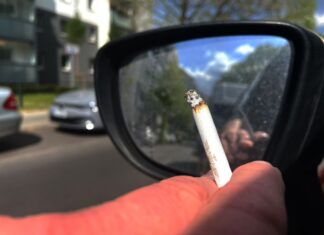 Ein Rauchverbot im Auto soll Schwangere und Minderjährige vor den Gefahren des Passivrauchens schützen. (Symbolbild)