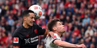 Leverkusens Lucas Vázquez und Gladbachs Lukas Ullrich kämpfen um den Ball.