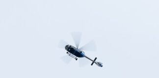 Mit einem Hubschrauber fahndete die Polizei in der Nacht nach Tatverdächtigen. (Symbolbild)