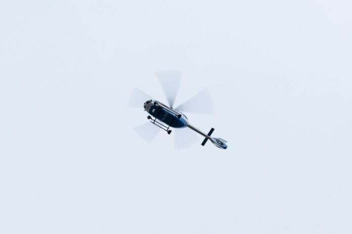 Mit einem Hubschrauber fahndete die Polizei in der Nacht nach Tatverdächtigen. (Symbolbild)