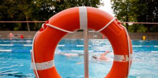 Ein Rettungsring hängt am Rand eines Schwimmbeckens im Stadionbad in Köln. Die Schwimmer nutzten den Endspurt des Sommers in NRW.