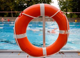 Ein Rettungsring hängt am Rand eines Schwimmbeckens im Stadionbad in Köln. Die Schwimmer nutzten den Endspurt des Sommers in NRW.
