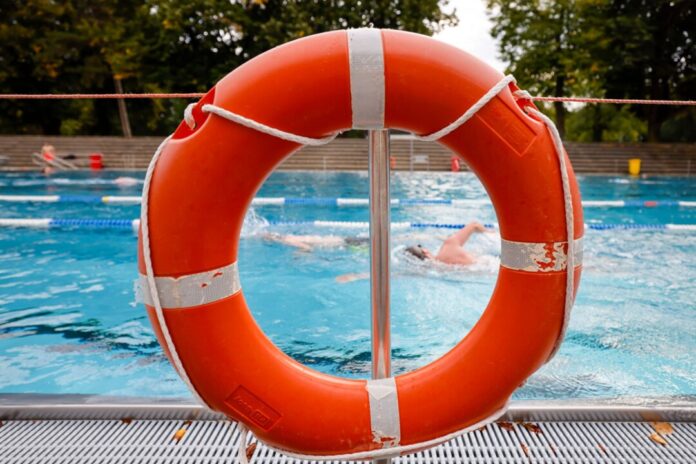 Ein Rettungsring hängt am Rand eines Schwimmbeckens im Stadionbad in Köln. Die Schwimmer nutzten den Endspurt des Sommers in NRW.