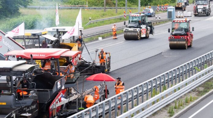 Bauarbeiten auf Autobahn: Fahrbahnerneuerung Für die Erneuerung der Fahrbahn muss die A44 für mehrere Tage gesperrt werden. (Symbolbild)