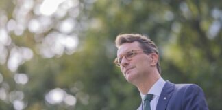 Hendrik Wüst ist groß und schlank - für Helmut Kohl einst zu schlank. (Archivfoto)