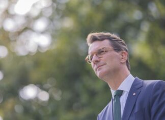 Hendrik Wüst ist groß und schlank - für Helmut Kohl einst zu schlank. (Archivfoto)