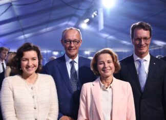 Bundeskanzler Friedrich Merz und NRW-Ministerpräsident Hendrik Wüst haben den Supercomputer «Jupiter» in Jülich in Betrieb genommen. 