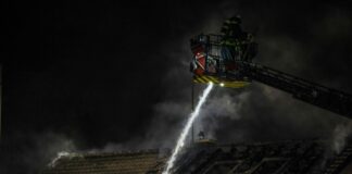 Das dreigeschossige Haus stand vollständig in Flammen.