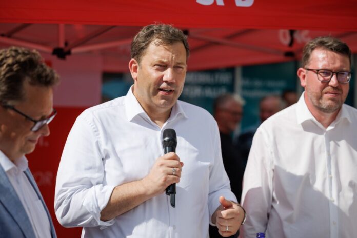 Bundesfinanzminister Lars Klingbeil (SPD) will im nordrhein-westfälischen Kommunalwahlkampf Klarheit schaffen, was die Städte und Gemeinden zu erwarten haben. (Archivbild)