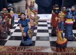 Liebevoll gearbeitete und bemalte Schachfiguren - nur leider aus Kokain