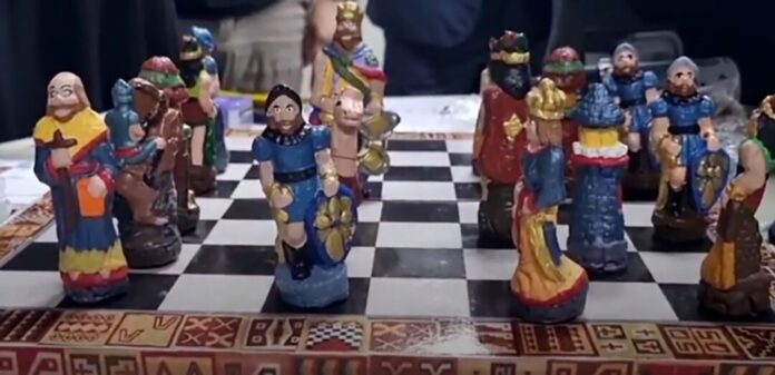 Liebevoll gearbeitete und bemalte Schachfiguren - nur leider aus Kokain