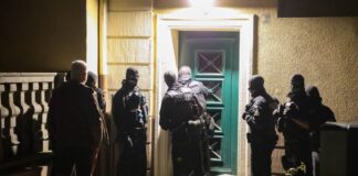 Polizisten haben in Wuppertal einen mutmaßlichen Schleuser verhaftet.