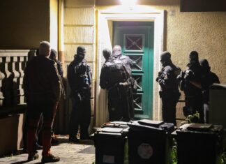 Polizisten haben in Wuppertal einen mutmaßlichen Schleuser verhaftet.