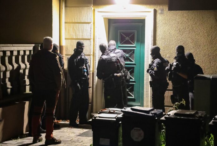 Polizisten haben in Wuppertal einen mutmaßlichen Schleuser verhaftet.