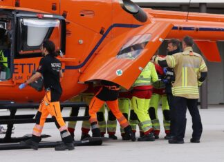 Einer der Schwerverletzten wurde per Rettungshubschrauber in eine Klinik geflogen.