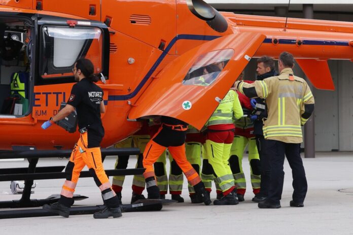 Einer der Schwerverletzten wurde per Rettungshubschrauber in eine Klinik geflogen.