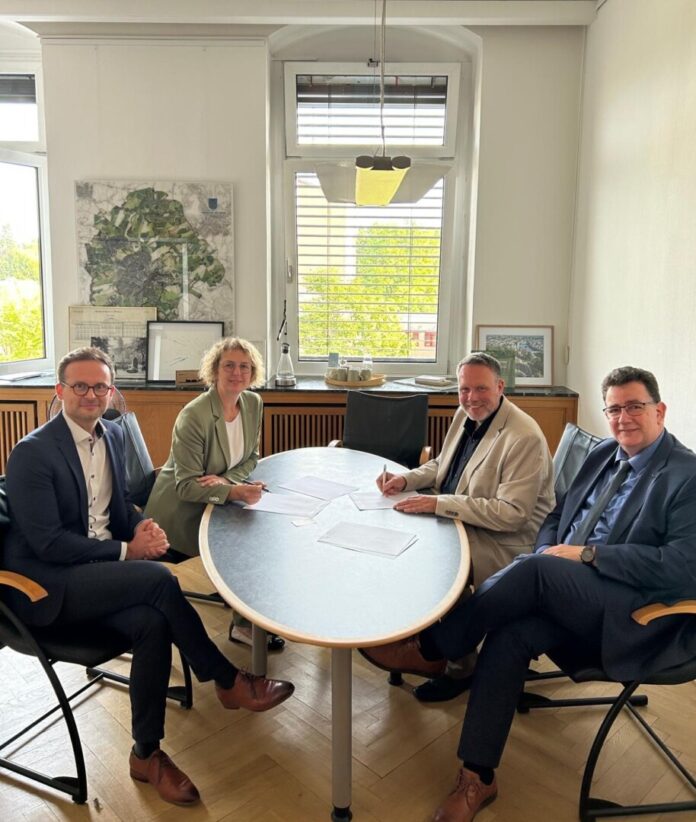 Waldemar Theophil Suchan (Amtsleiter für Zentrale Dienste, Personal und Organisation), Bürgermeisterin Sandra Pietschmann, Tobias Ernst (Unternehmenskooperationen FHDW), Dr.-Ing. Alexander Brändle (Leiter Unternehmenskooperationen FHDW). Foto: Kreisstadt Mettmann