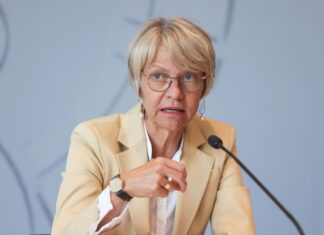 Auch die nordrhein-westfälische Schulministerin regt der Fall einer seit fast 16 Jahren krankgeschriebenen Lehrerin auf. (Archivbild)
