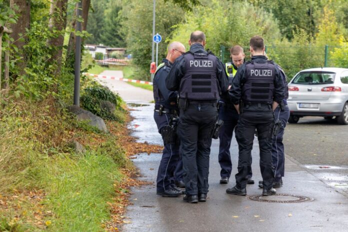 Die Polizei konnte einen Tatverdächtigen noch in der Nähe des Tatorts festnehmen, wie sie berichtete.