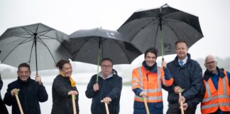 Symbolischer Spatenstich: An der Lippe geht das aktuell größte Hochwasserschutzprojekt Nordrhein-Westfalens in die letzte Phase.