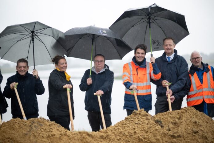 Symbolischer Spatenstich: An der Lippe geht das aktuell größte Hochwasserschutzprojekt Nordrhein-Westfalens in die letzte Phase.