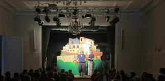 Constanze Backes, Betreiberin der Kulturvilla, und Bürgermeisterin Sandra Pietschmann begrüßten die Kinder in der Kulturvilla. Foto: Kreisstadt Mettmann