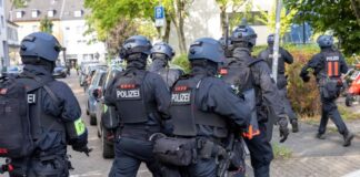 Einsatzkräfte haben das Schulgebäude abgeriegelt. 