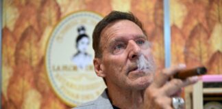 Zigaretten mag er nicht, Zigarren schon - zumindest gelegentlich: Schauspieler Ralf Moeller.
