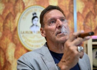 Zigaretten mag er nicht, Zigarren schon - zumindest gelegentlich: Schauspieler Ralf Moeller.
