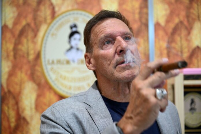 Zigaretten mag er nicht, Zigarren schon - zumindest gelegentlich: Schauspieler Ralf Moeller.