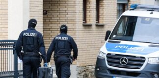 Bei den Durchsuchungen waren Spezialkräfte der Polizei im Einsatz.