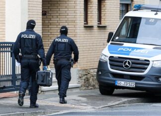 Bei den Durchsuchungen waren Spezialkräfte der Polizei im Einsatz.