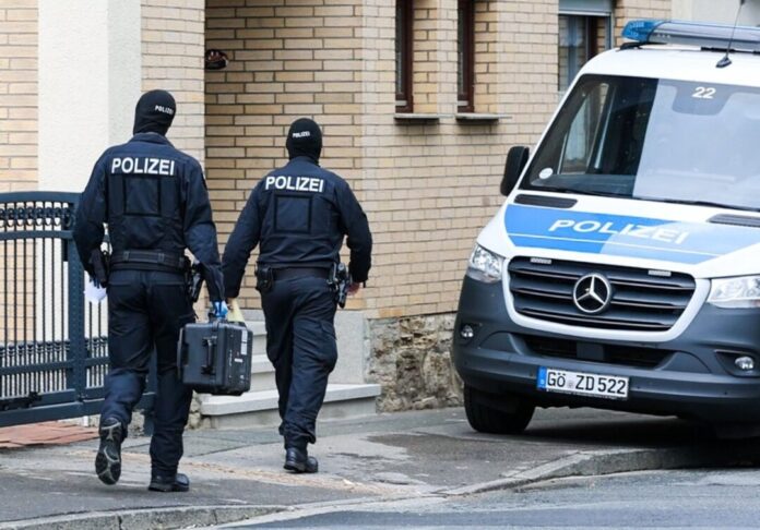 Bei den Durchsuchungen waren Spezialkräfte der Polizei im Einsatz.
