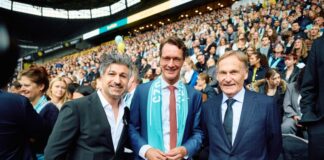 Lotto-Millionär Kürsat «Chico» Yildirim (links) mit Ministerpräsident Wüst (CDU) und BVB-Geschäftsführer Hans-Joachim Watzke (rechts).