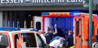 Eine verletzte Frau wird von Rettungskräften versorgt.