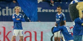  Finn Porath (l.) jubelt über sein Tor für Schalke. (Archivbild)