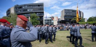 Zum ersten Mal haben Rekruten der Bundeswehr Gelöbnis zur freiheitlich-demokratischen Grundordnung vor dem nordrhein-westfälischen Landtag abgelegt. 