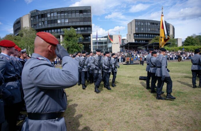 Zum ersten Mal haben Rekruten der Bundeswehr Gelöbnis zur freiheitlich-demokratischen Grundordnung vor dem nordrhein-westfälischen Landtag abgelegt. 