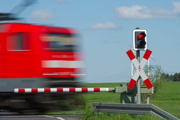 Die rund 100 Fahrgäste des Regionalzugs blieben bei dem Vorfall unverletzt. (Symbolbild)