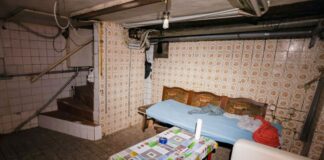 Ein provisorisches Lager im feuchten Keller eines Mehrfamilienhauses 