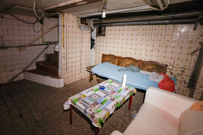 Ein provisorisches Lager im feuchten Keller eines Mehrfamilienhauses 