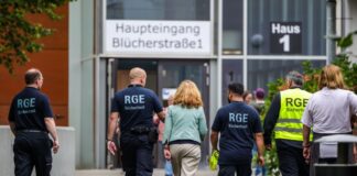Gegen den festgenommenen 17-Jährigen gibt es nach dem Angriff in einem Berufskolleg noch weitere Verdachtspunkte. (Archivbild)